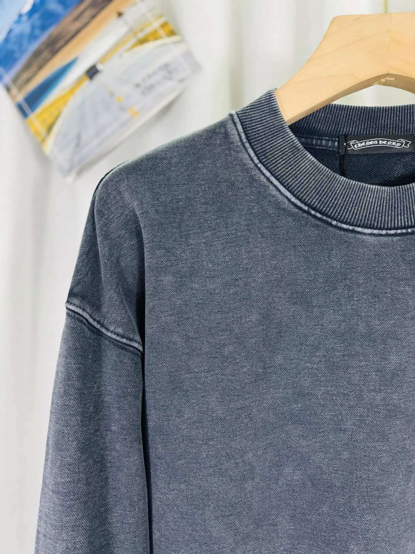 P270 top version, real shot without P, ​​different from market currency) 𝗖𝗵𝗿𝗼𝗺𝗲 𝗛𝗲𝗮𝗿𝘁𝘀/Cro Heart 2025 washed patch embroidery autumn and winter new original single counter American laser burnt 3D three-dimensional color embroidered couple casual sweatshirt 👑The highest version! Customized fabric 430g tripe terry fabric! American acid-washed and distressed original fabric laser burnt ✟appliqué embroidery and exquisite embroidery of letters! The best-selling model in the counter, very comfortable to wear. Accessories: original molded and authenticated collar label➕100% silk wash label. Genuine purchase-grade original hangtag➕matching hanging rope➕3D hanging beads➕original packaging bag. Craftsmanship: The original version has consistent wiring! The highest version of the armhole matching technique! Color: Gray Black Size: S M L XL Style No.: 9301